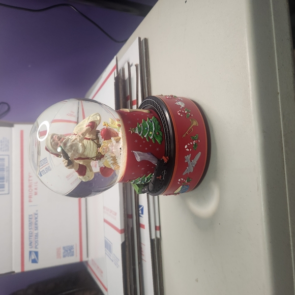 Christmas Santa Snow Globe - Picture 1 of 2